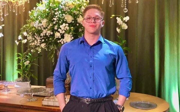 Joven muere tras chocar contra columna
