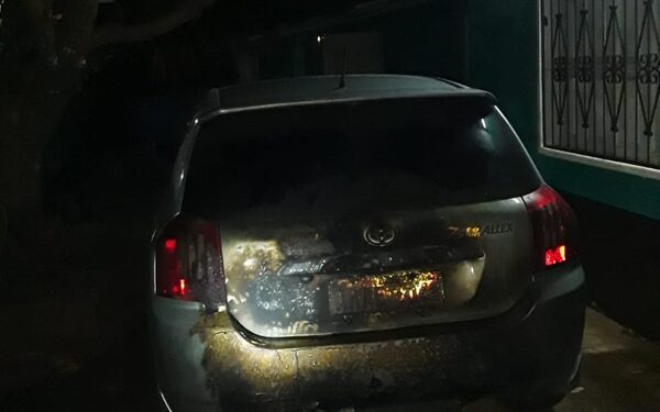 Incendian vehículo y golpea a vecino por celos