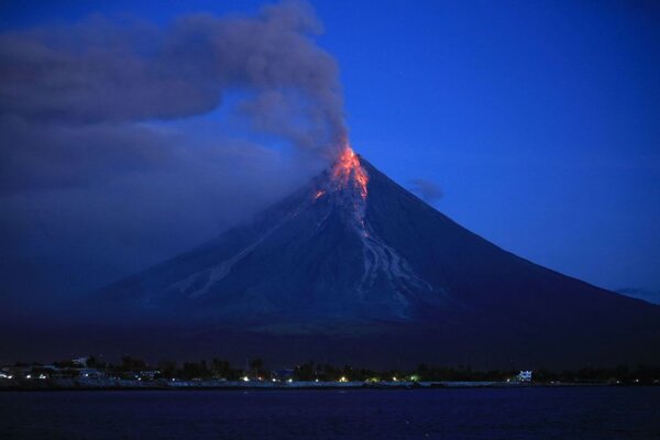 Evacúan a miles de personas en Filipinas por la erupción de un volcán - El Trueno