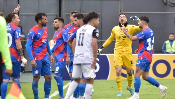 Tacuary y Cerro Porteño igualan en polémico partido