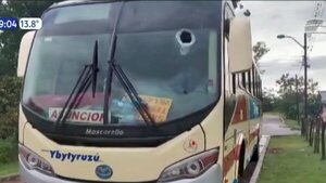 Piedra atraviesa parabrisas de bus, mata a pasajera y hiere a chofer