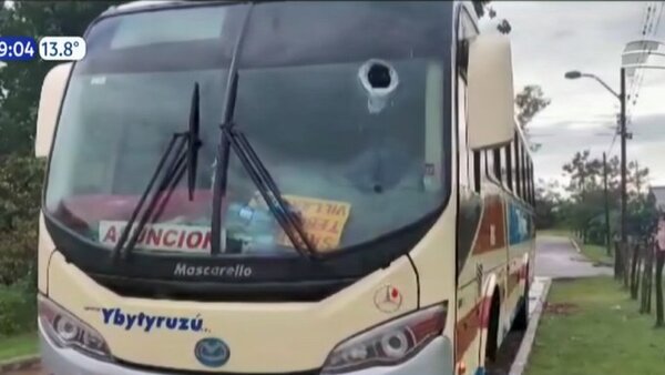 Piedra atraviesa parabrisas de bus, mata a pasajera y hiere a chofer