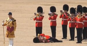 Guardias de la familia real se desmayan por el calor