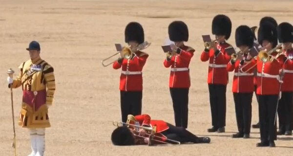Guardias de la familia real se desmayan por el calor