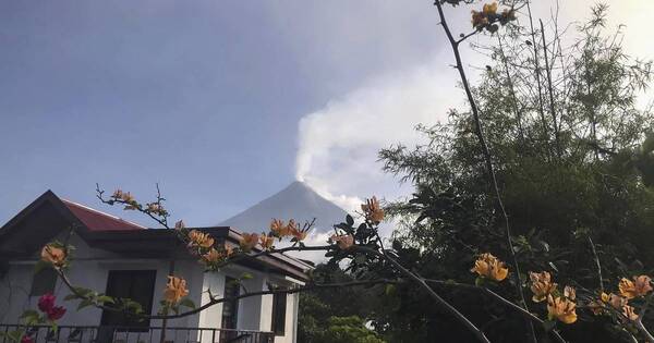 La Nación / Filipinas: evacúan a miles de personas por la erupción del volcán monte Mayón