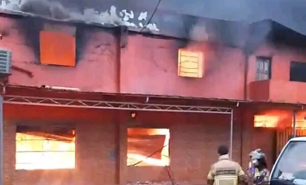 Feroz incendio en local comercial de CDE