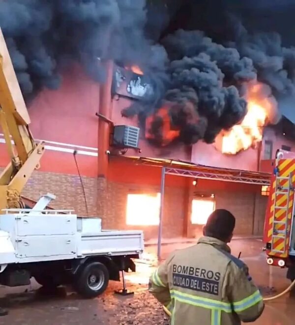 Incendio en supermercado moviliza a bomberos de varias compañías en Ciudad del Este - ABC en el Este - ABC Color