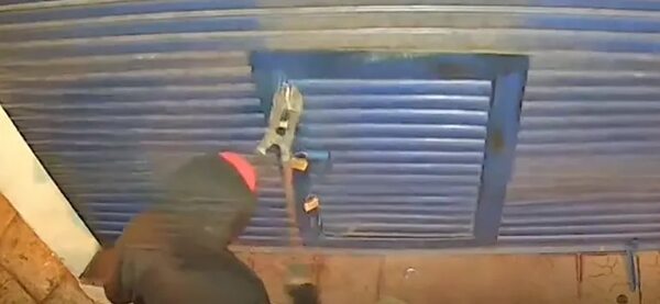 Video: capturan a ladrones que en segundos rompían candados para robar tiendas y huían en camioneta - Policiales - ABC Color