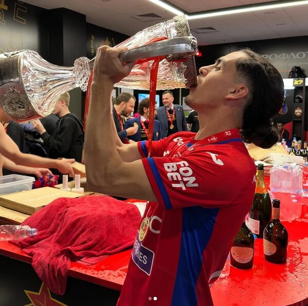Jesús Medina brinda con la Copa de Rusia - Fútbol Internacional - ABC Color