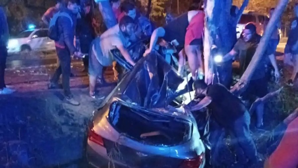 Joven conductor se salva en aparatoso accidente que deja en ruinas su vehículo - Noticiero Paraguay