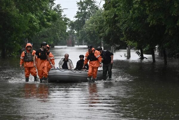 Diez muertos por las inundaciones provocadas por la voladura de la presa en Ucrania - Mundo - ABC Color