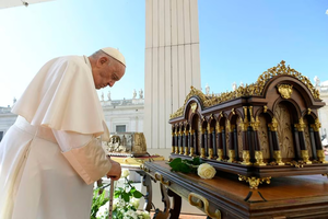 El papa Francisco se recupera sin complicaciones tras cirugía y ya se dedica al trabajo