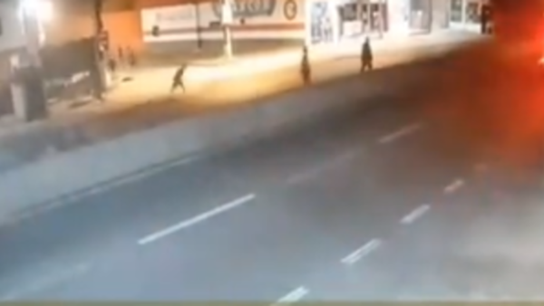 Corrió tras ser apedreado y fue atropellado dos veces