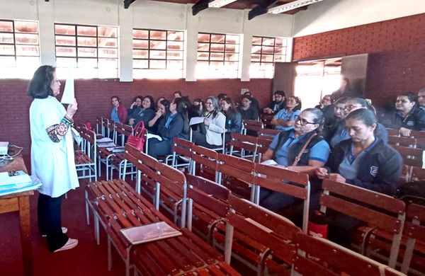 Psicóloga capacita a un grupo de docentes de la Escuela del Área 1 - La Clave