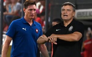 Diego Aguirre y Facundo Sava, en contra del reglamento Sub 18  - Fútbol - ABC Color