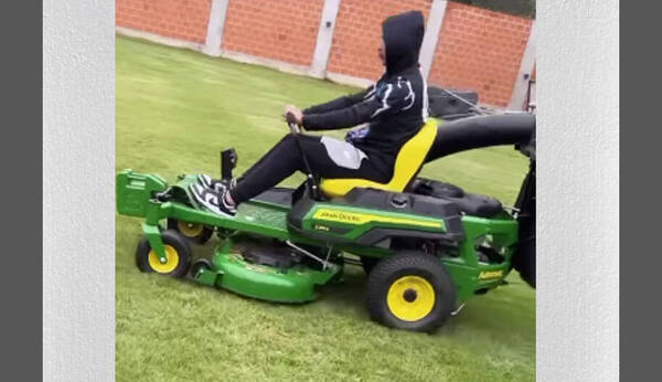 [VIDEO] Pelotero franjeado hace de "jardinero" en sus ratos libres