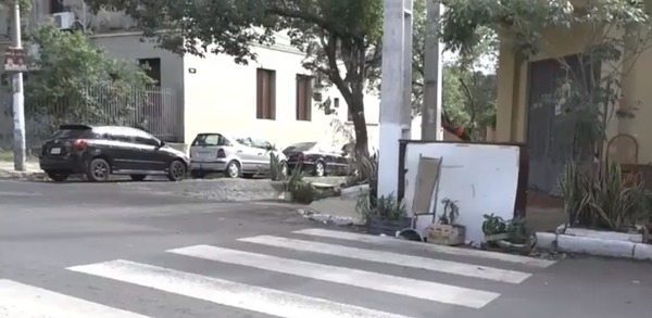 Diario HOY | Denuncian ocupación de veredas y cierres de bocacalles