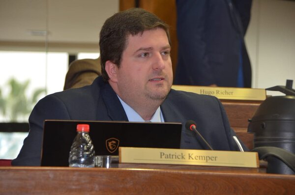 Kemper pide informe al IPS por millonaria licitación para compra de equipos de networking - ADN Digital