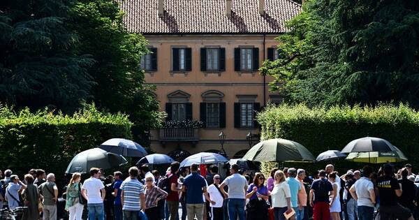 La Nación / Italia: despedirán a Silvio Berlusconi con un funeral de Estado en la catedral de Milán