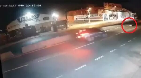 Video: peatón muere arrollado por dos vehículos cuando cruzaba huyendo de una pelea - Policiales - ABC Color