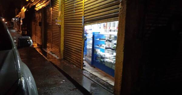 La Nación / Mercado de CDE: roban dinero y celulares de un local tras reducir al guardia
