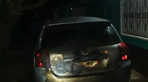 Hombre quema el vehículo de su vecino por celos, denuncian
