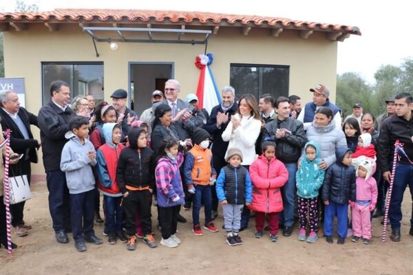 Gobierno entregó 240 viviendas a familias indígenas del departamento de Boquerón
