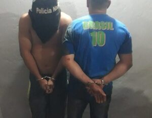 Detienen a hermanos que agredieron a su madre