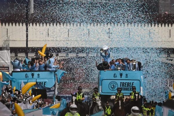 Miles de personas desafían la lluvia en Manchester para celebrar la Champions del City - Fútbol Internacional - ABC Color