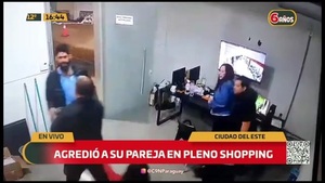 Agredió a su pareja en pleno shopping - C9N