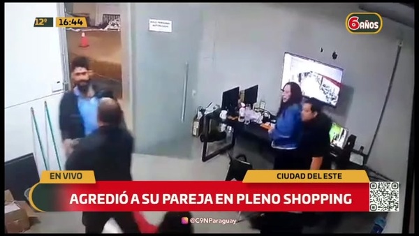 Agredió a su pareja en pleno shopping - C9N