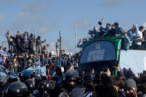 “Dale campeón”: miles de uruguayos reciben a la Celeste tras llevar al país a lo más alto - Fútbol Internacional - ABC Color