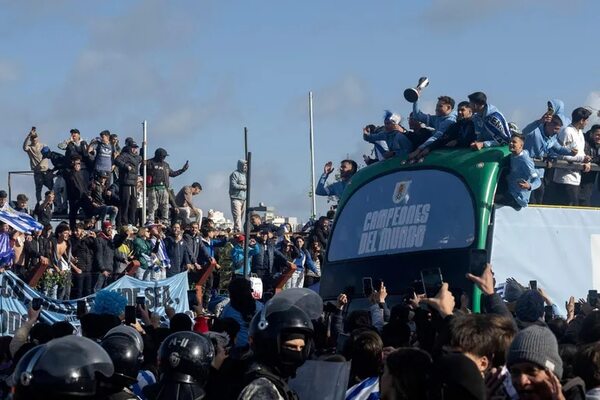 “Dale campeón”: miles de uruguayos reciben a la Celeste tras llevar al país a lo más alto - Fútbol Internacional - ABC Color