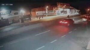 [VIVEO] Dos autos le pasaron por encima en menos de un minuto