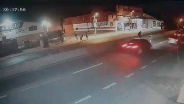 [VIVEO] Dos autos le pasaron por encima en menos de un minuto