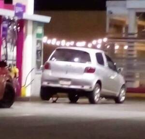 Fue a un surtidor de ashá y levantó su auto con un gato para que entre más combustible