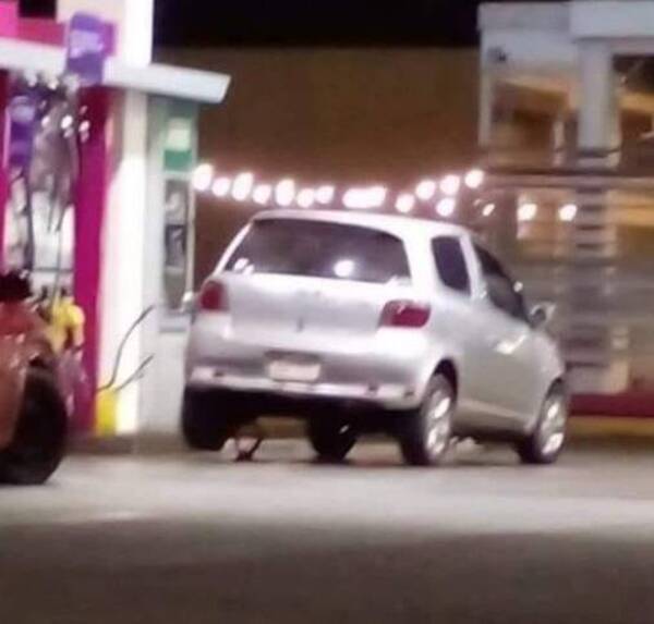 Fue a un surtidor de ashá y levantó su auto con un gato para que entre más combustible
