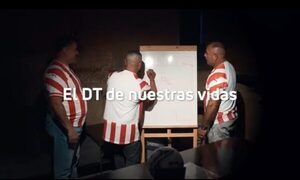 (VIDEO)Padres de Almirón, Enciso y Derlis González en homenaje de la Albirroja