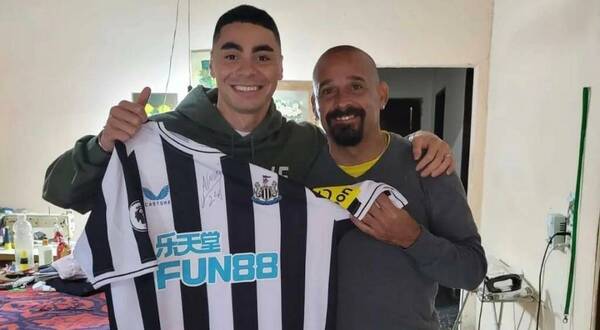 Almirón visitó a su vecino que le prestó un traje para el 15 de su esposa