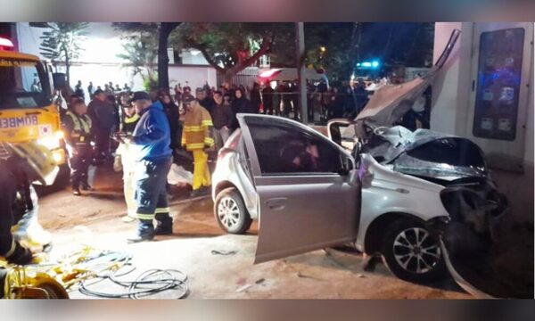 Chocaron contra columna y cayó sobre uno de ellos