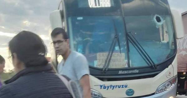 La Nación / Fallece pasajera a causa de piedra arrojada contra un bus