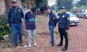 Dos detenidos por hurto en local de venta de celulares