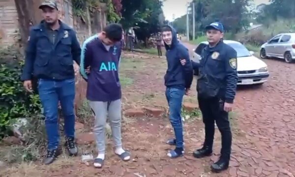 Dos detenidos por hurto en local de venta de celulares