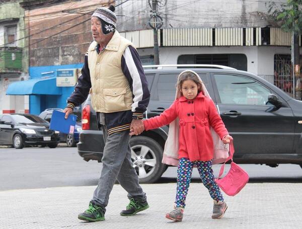Niños y adultos mayores son más vulnerables a las bajas temperaturas - La Clave