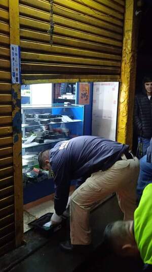 Cae una pareja por atraco a local de ventas de celulares
