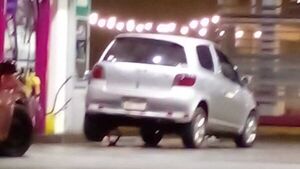 Paraguayo en Argentina inclinó su auto para que entre más combustible