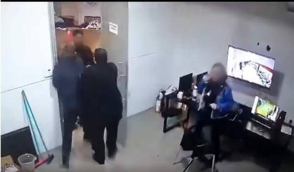 Un sordo sediento chupó de todo, discutió con su pareja y se fue de manos: ho’a