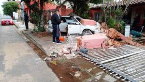 Automóvil derriba una muralla en Luque •