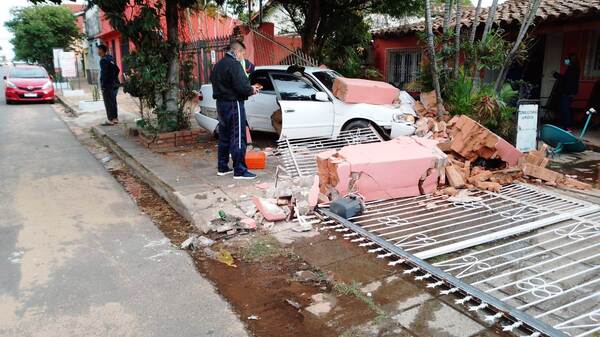 Automóvil derriba una muralla en Luque •
