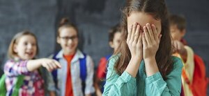 Diario HOY | Madre denuncia que su hija sufre de bullying y se encadena